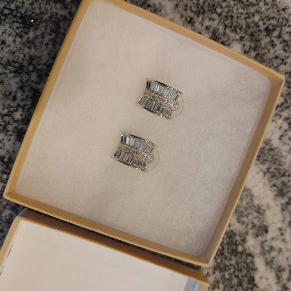 Nolan Miller stud earrings with backs, signed - Picture 2 of 16